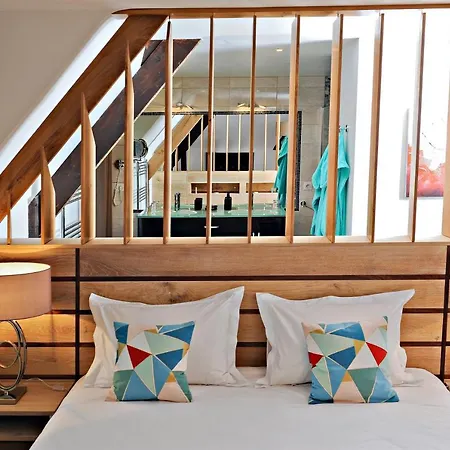 La Noyeraie Du Port D'enveaux Homestay