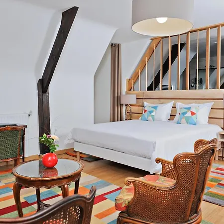 La Noyeraie Du Port D'enveaux Homestay